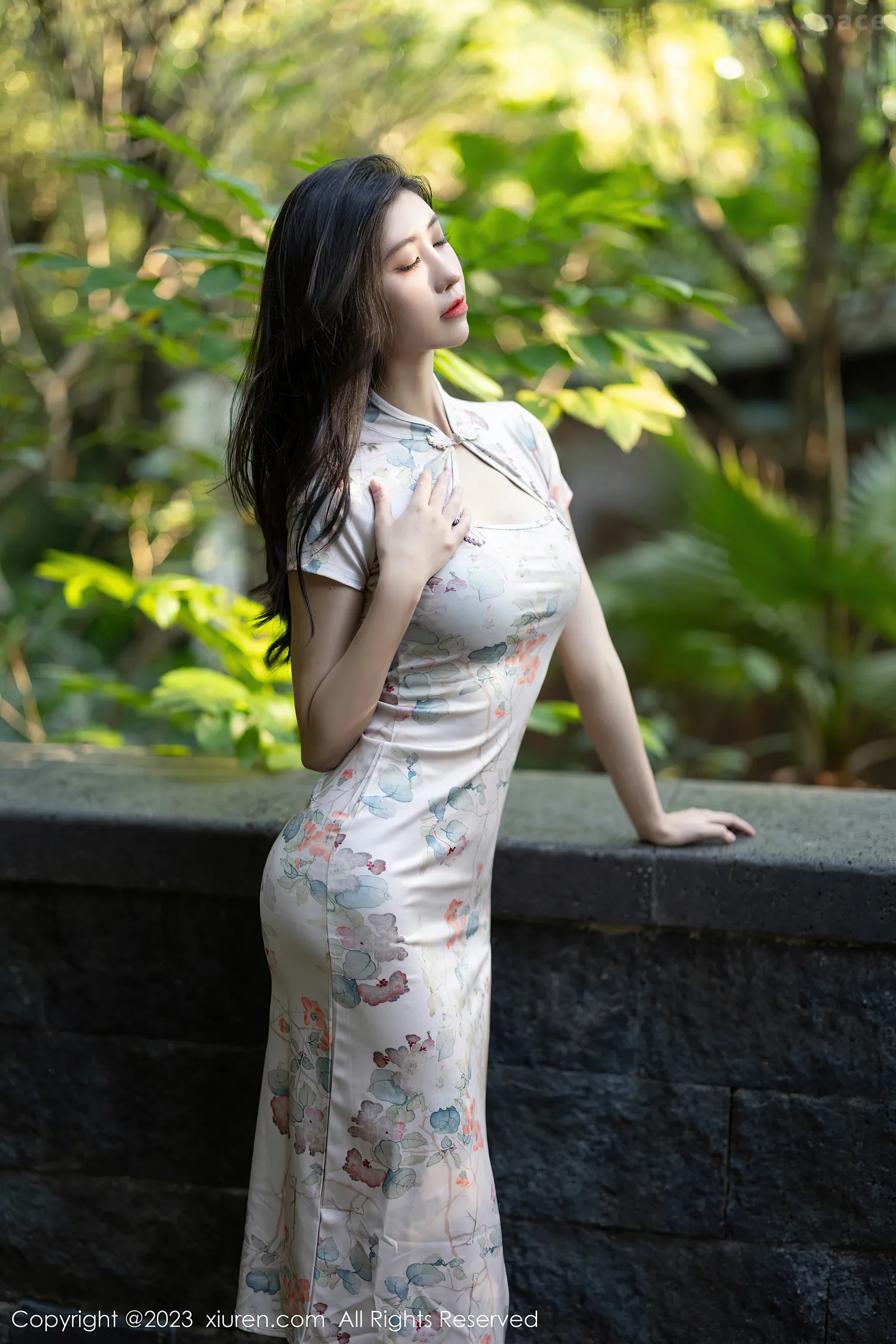 图片[3]-[XiuRen秀人网]VOL.7631 模特章芃芃性感浅色旗袍+黑色蕾丝情趣服秀曼妙身姿诱惑写真100P-秀人网官方网站